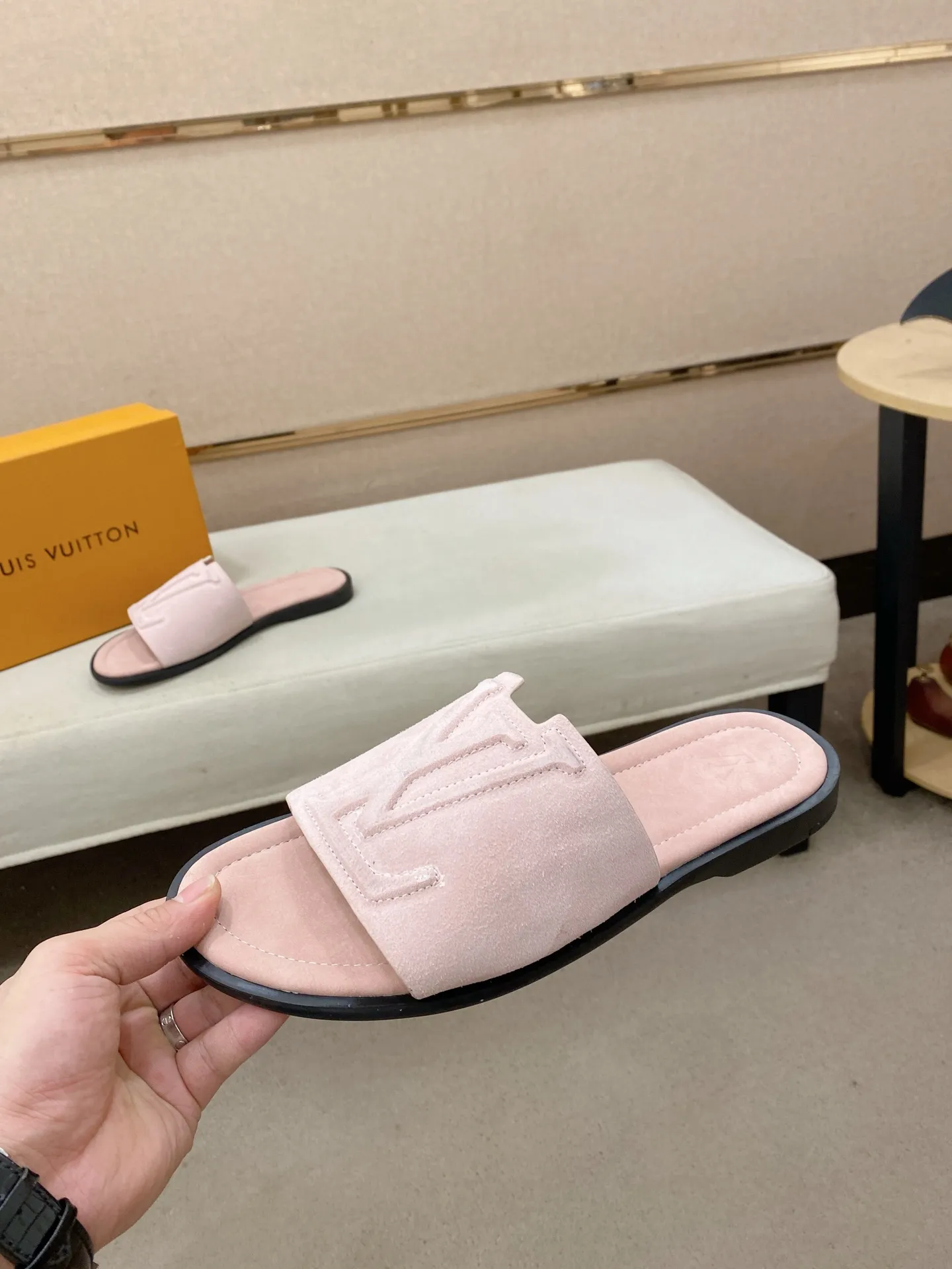 Men's shoes 💰: 340💰Made by LV🔍Top purchasing agents. Men's spring and summer slippers are available at the same counter. The uppers are imported cowhide from Italy, with logo graphics and high-quality craftsmanship. Soles: original soles specially provided by the original factory. Exclusive movable molded soles are super comfortable. Original goods follow orders. 🔍🔍High quality. You can enter and exit the counter at will. Welcome to compare. Size 38-44. Can be customized45